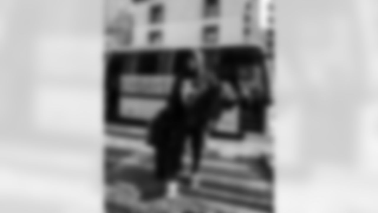 LB Zaire Franklin #44