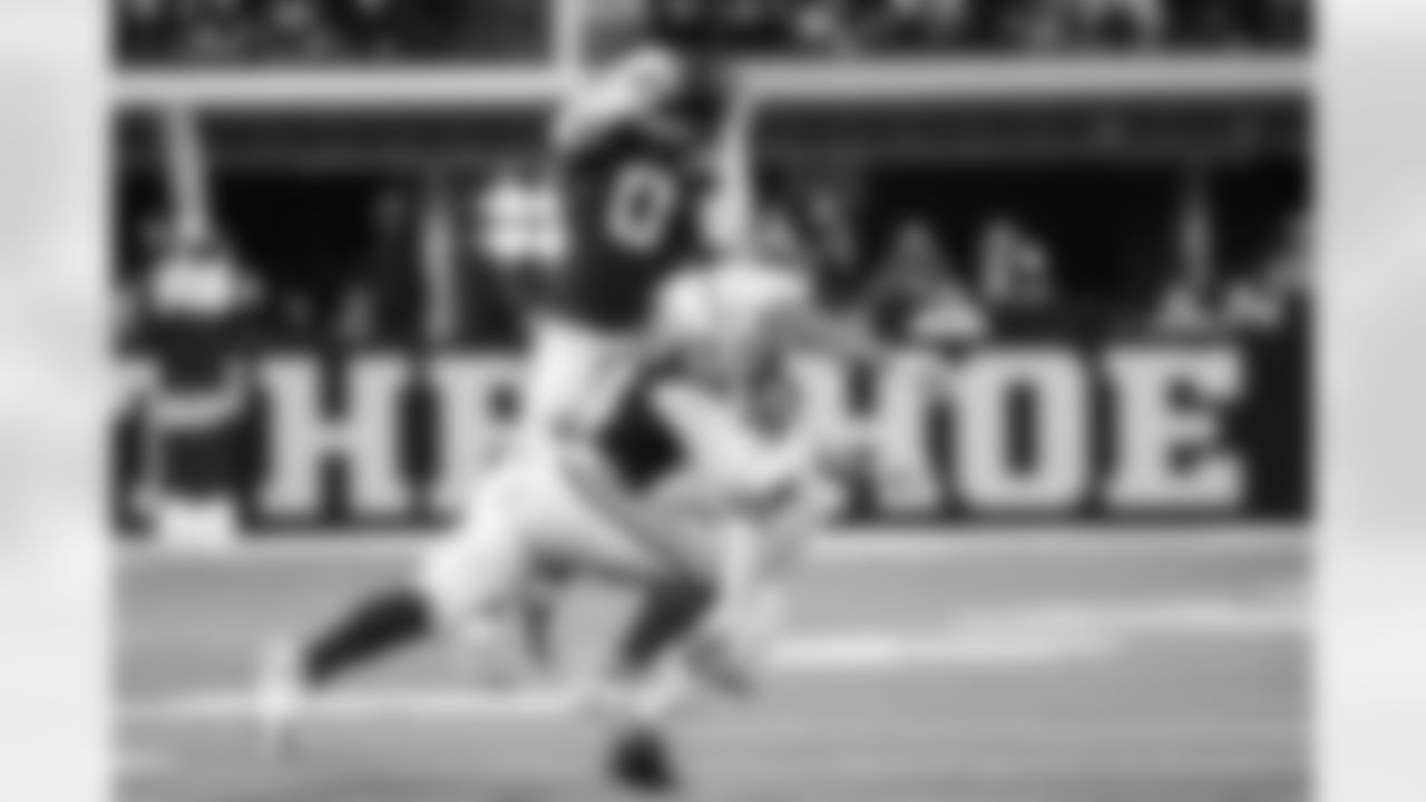 S Camryn Bynum #0 and LB Zaire Franklin #44