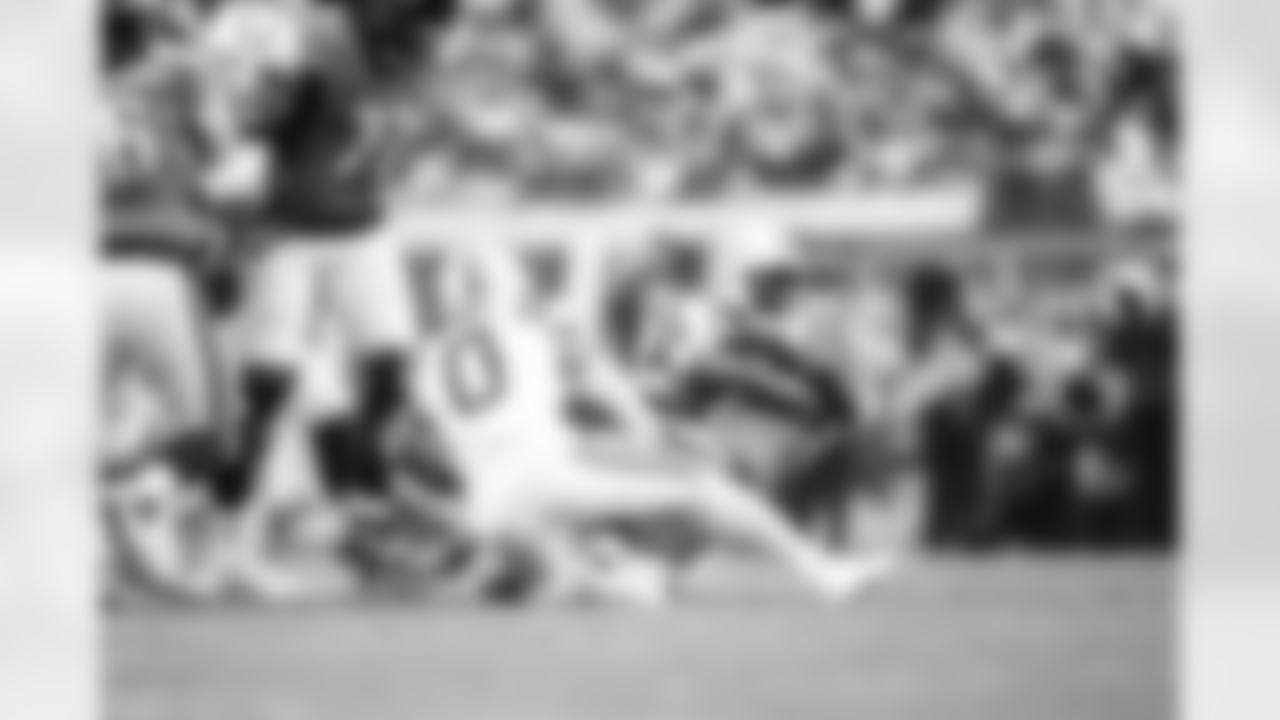 S Camryn Bynum #0 and DE Kwity Paye #51