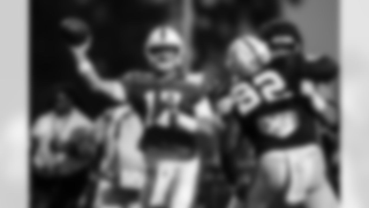 QB Daniel Jones #17