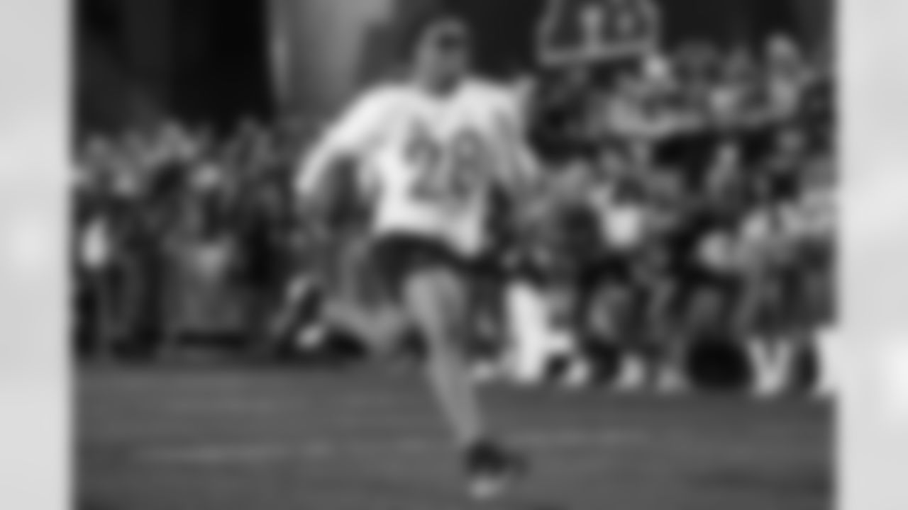 Indianapolis Colts running back Jonathan Taylor (28) participates in the Relay Race competition during the 2025 Pro Bowl Skills Showdown on Thursday, January 30, 2025 in Orlando, Florida. (Lauren Leigh Bacho/NFL)