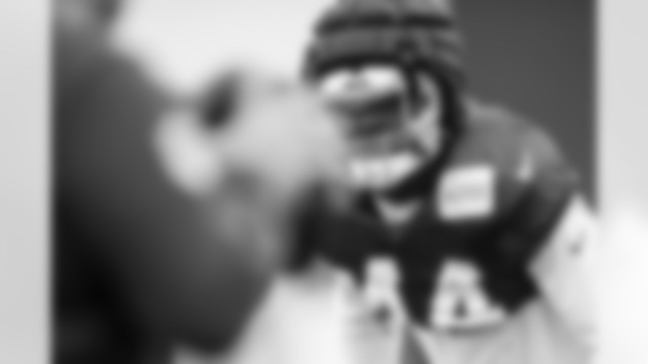 LB Zaire Franklin #44