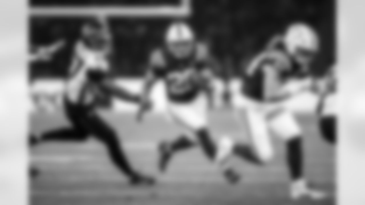 RB Jonathan Taylor #28 and TE Tyler Warren #84