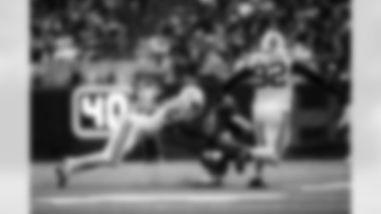 LB Zaire Franklin #44 and DT Neville Gallimore #92