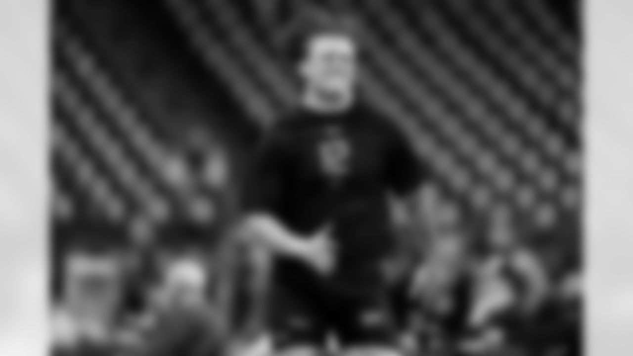 Tennessee tight end Miles Kitselman (12) runs the 40-yard dash during the 2026 NFL Scouting Combine on Friday, February 27, 2026 in Indianapolis, Indiana. (Lauren Leigh Bacho/NFL)