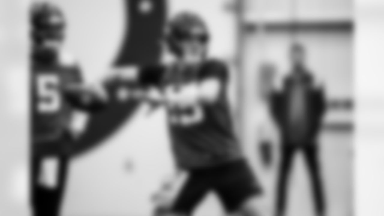 QB Anthony Richardson #5 and QB Riley Leonard #15