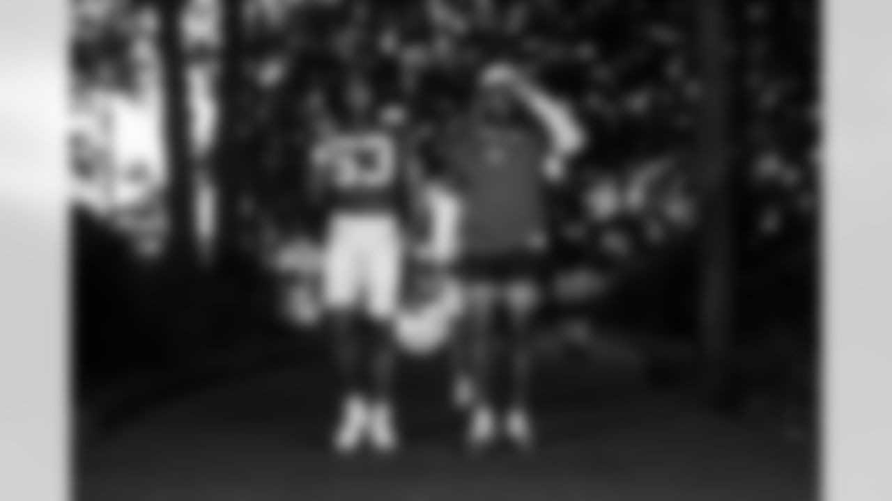 LB Solomon DeShields #53 and LB Zaire Franklin #44
