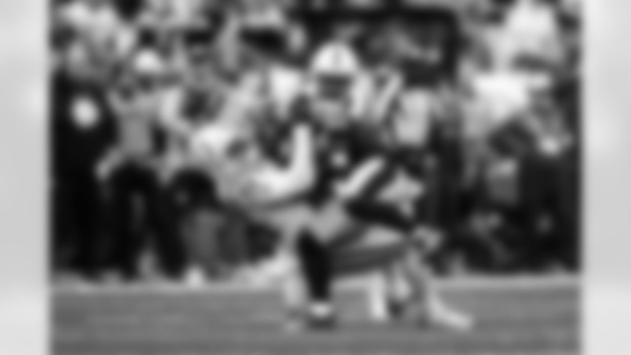 LB Zaire Franklin #44