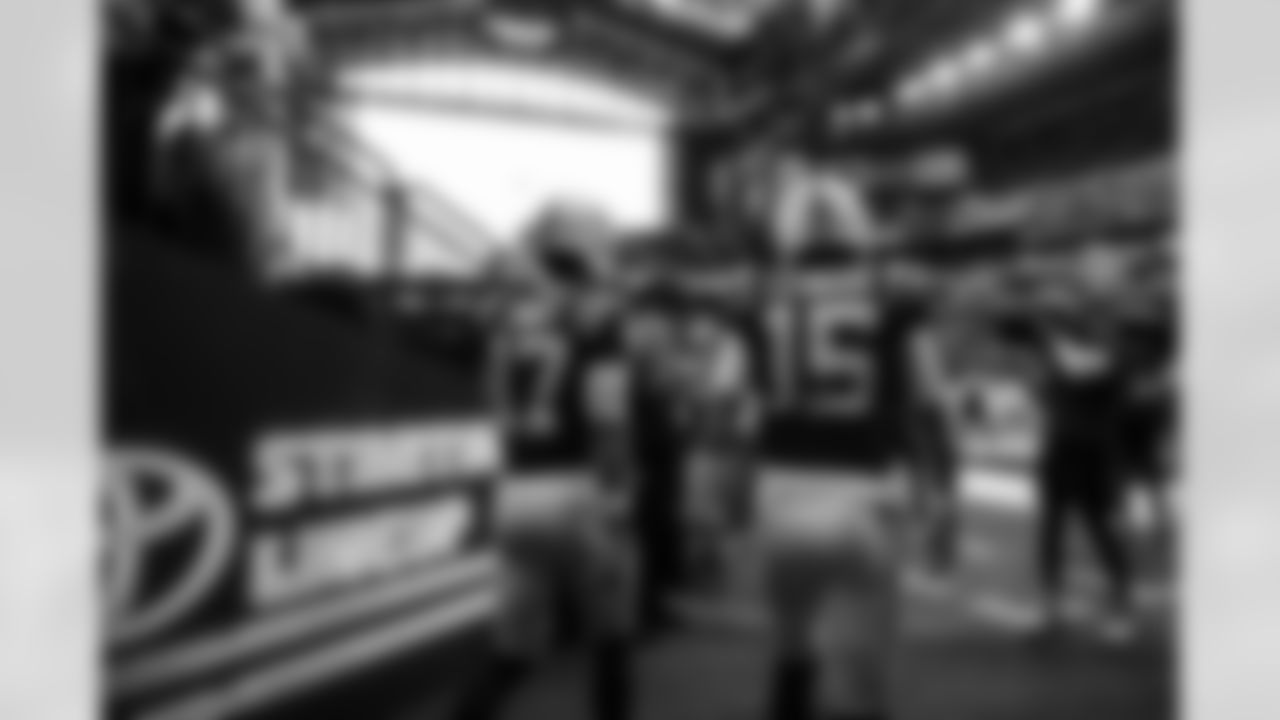 QB Daniel Jones #17 and QB Riley Leonard #15