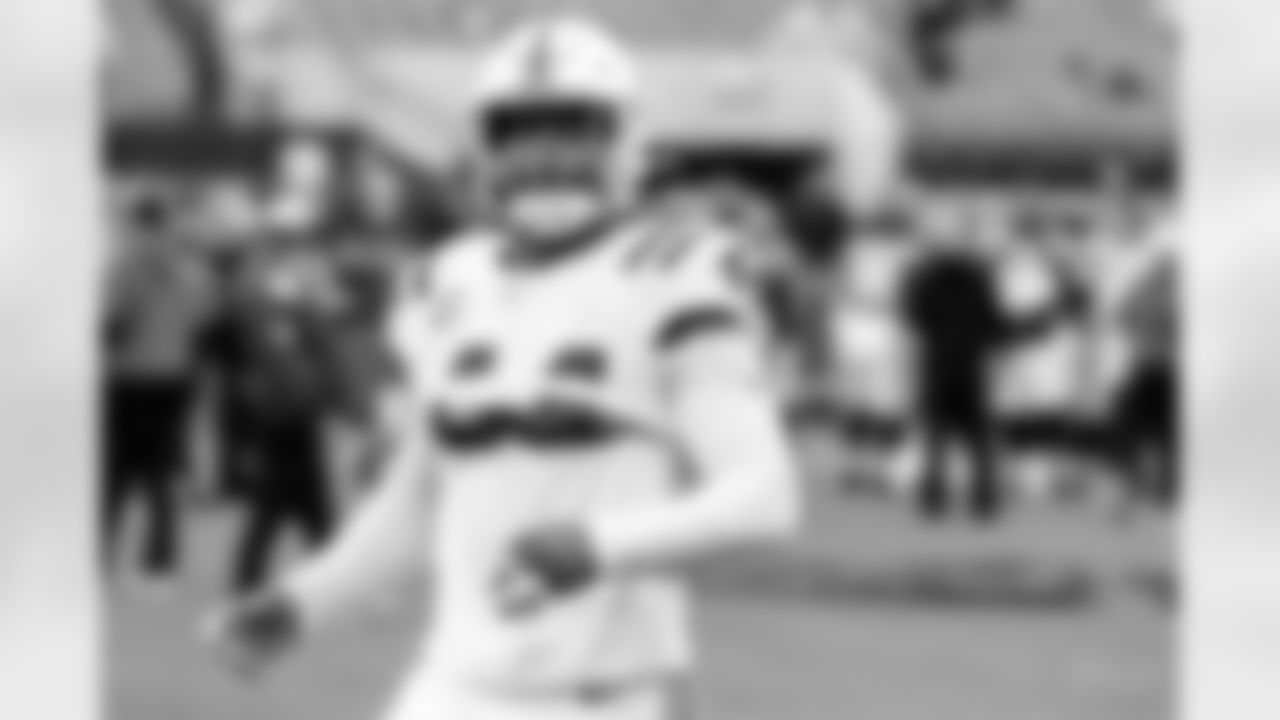 LB Zaire Franklin #44