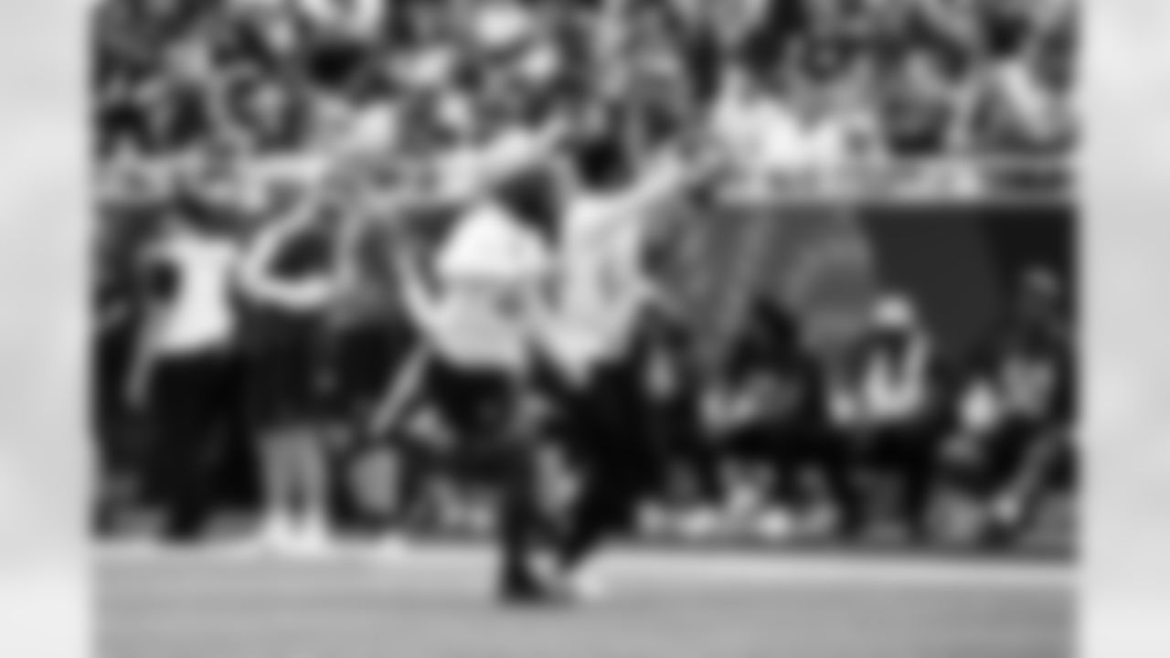 LB Zaire Franklin #44