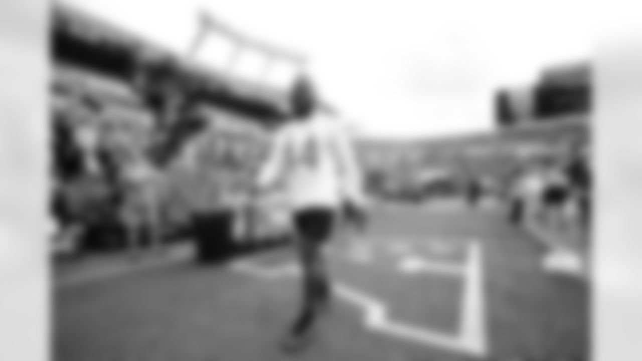 LB Zaire Franklin #44