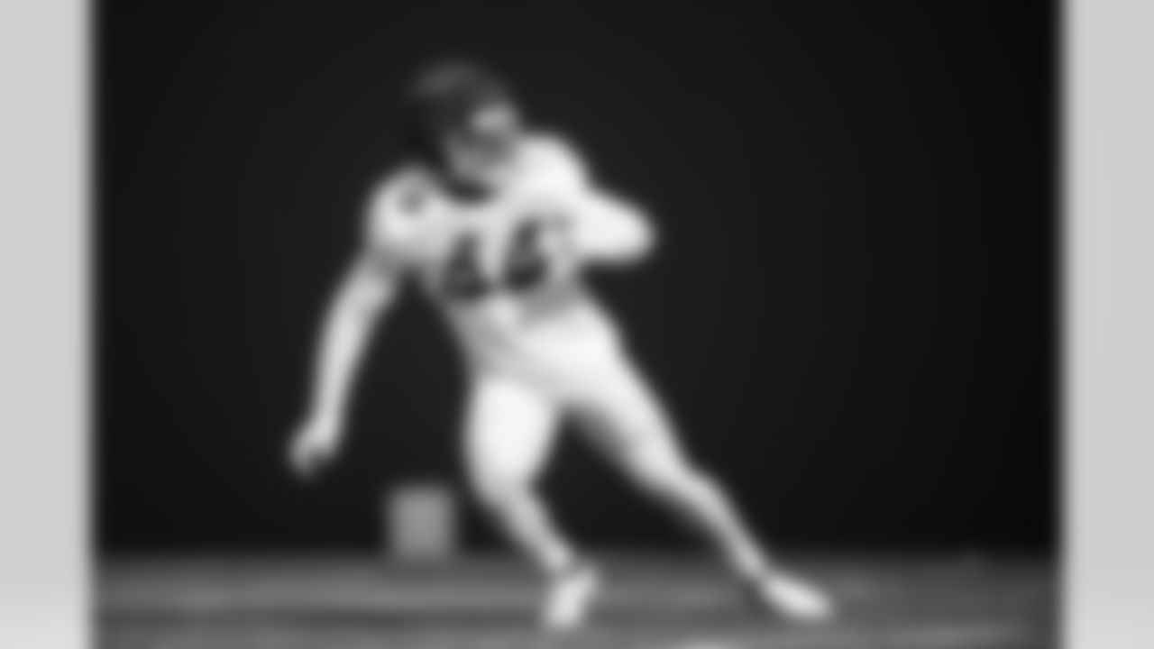 LB Zaire Franklin #44