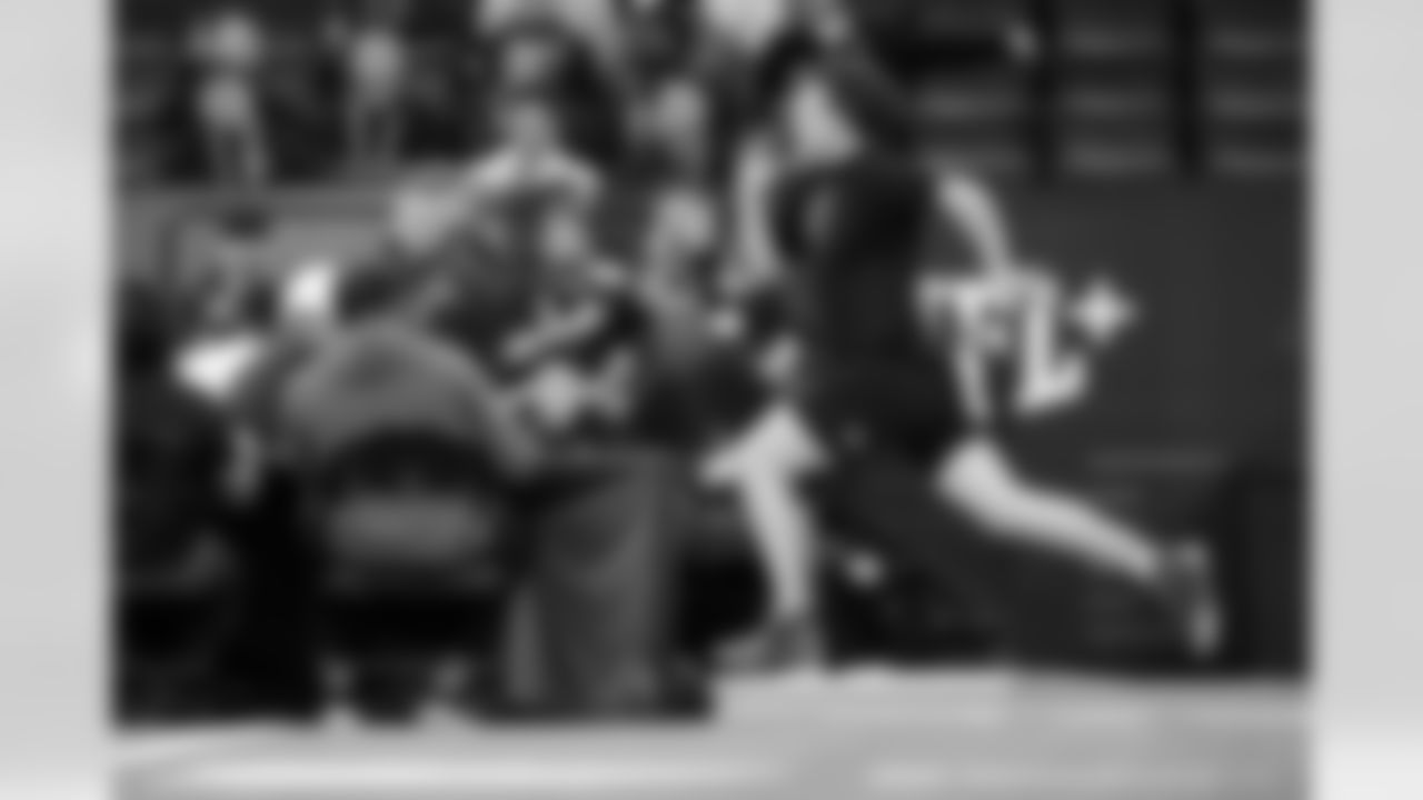 Tennessee tight end Miles Kitselman (12) runs the 40-yard dash during the 2026 NFL Scouting Combine on Friday, February 27, 2026 in Indianapolis, Indiana. (Cooper Neill/NFL)