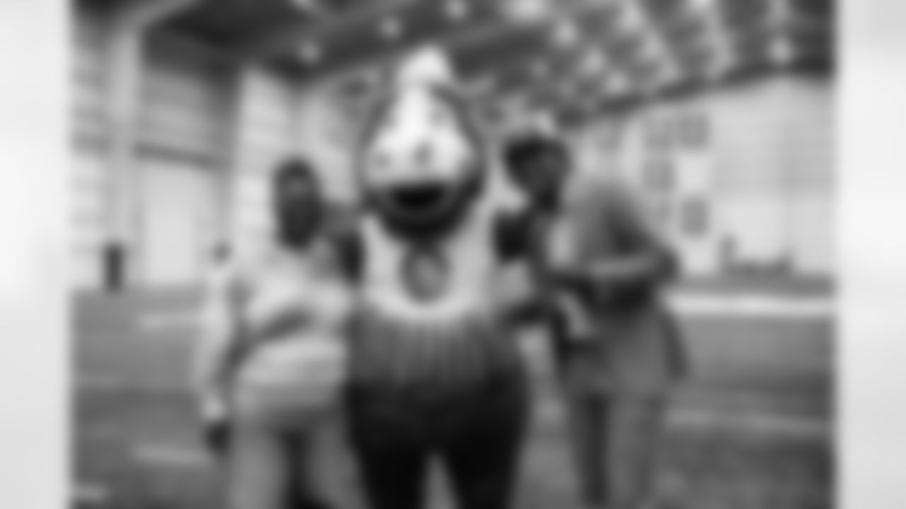 Anthony Richardson, Blue, Mascot, Colts Mascot,
Anthony Richardson and family arrive at the Indiana Farm Bureau Football Center to meet the coaches and media after being selected with the No. 4 pick in the 2023 NFL draft.