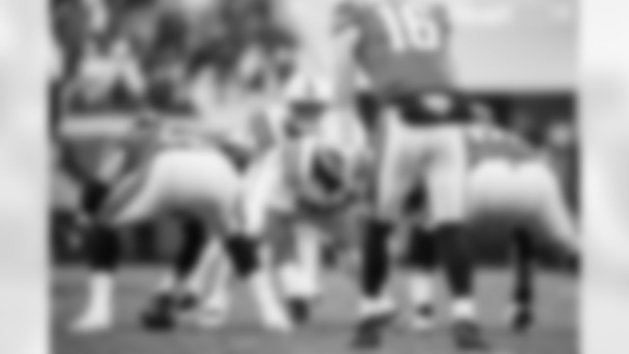 LB Zaire Franklin #44