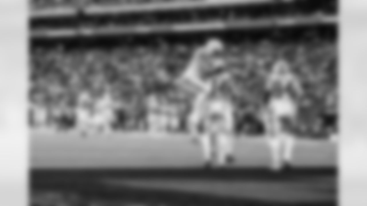 G Tanor Bortolini #60 and WR Alec Pierce #14