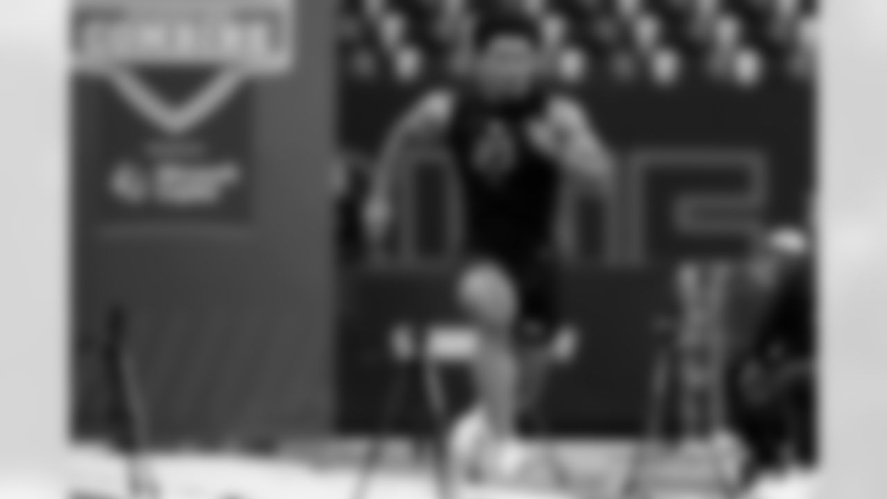 Oregon tight end Kenyon Sadiq (23) runs the 40-yard dash during the 2026 NFL Scouting Combine on Friday, February 27, 2026 in Indianapolis, Indiana. (Lauren Leigh Bacho/NFL)