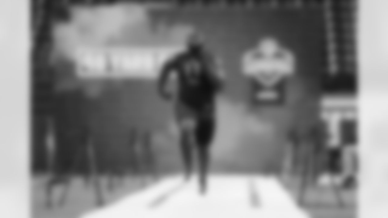 Oklahoma defensive tackle Neville Gallimore runs the 40-yard dash during the 2020 NFL Scouting Combine, Saturday, Feb. 29, 2020 in Indianapolis. (Ben Liebenberg via AP)