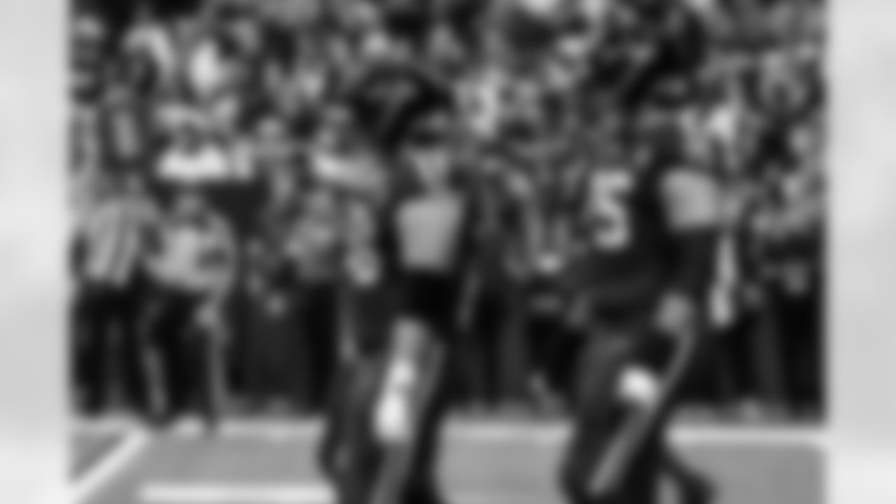 G Quenton Nelson #56 and T Jalen Travis #75