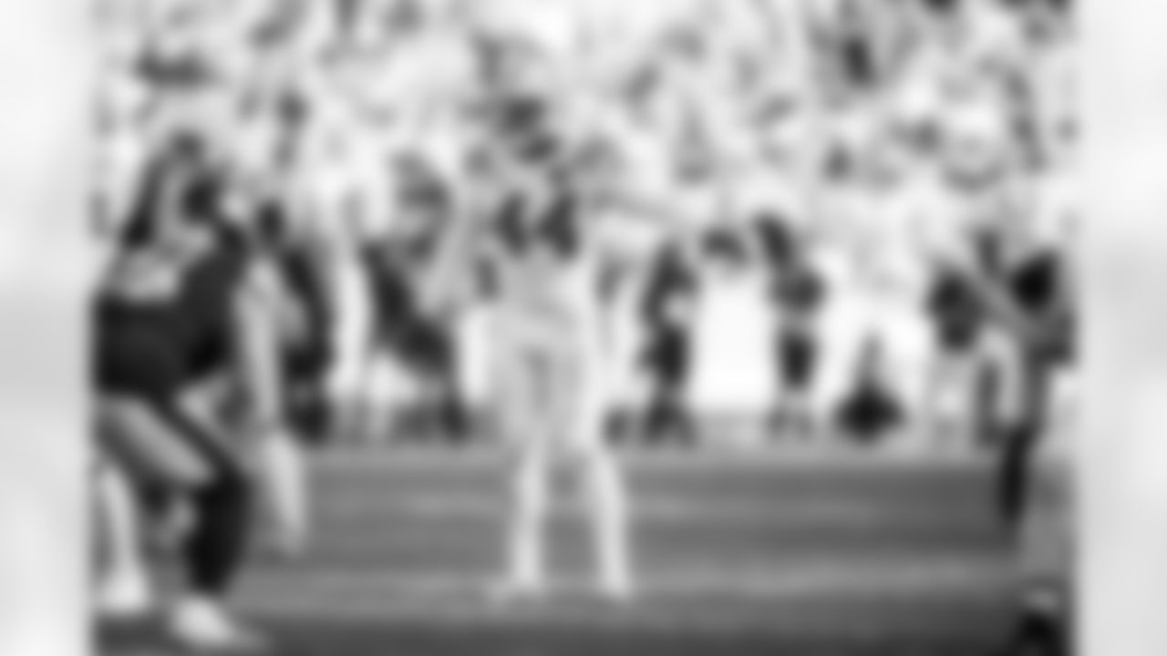 LB Zaire Franklin #44