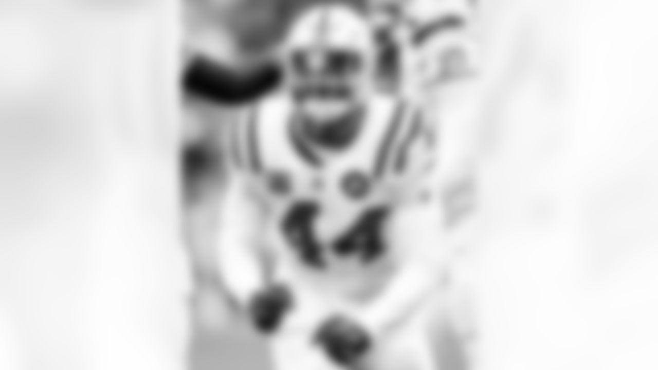 LB Zaire Franklin #44