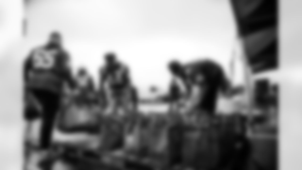 LB Zaire Franklin #44 and TE Drew Ogletree #85