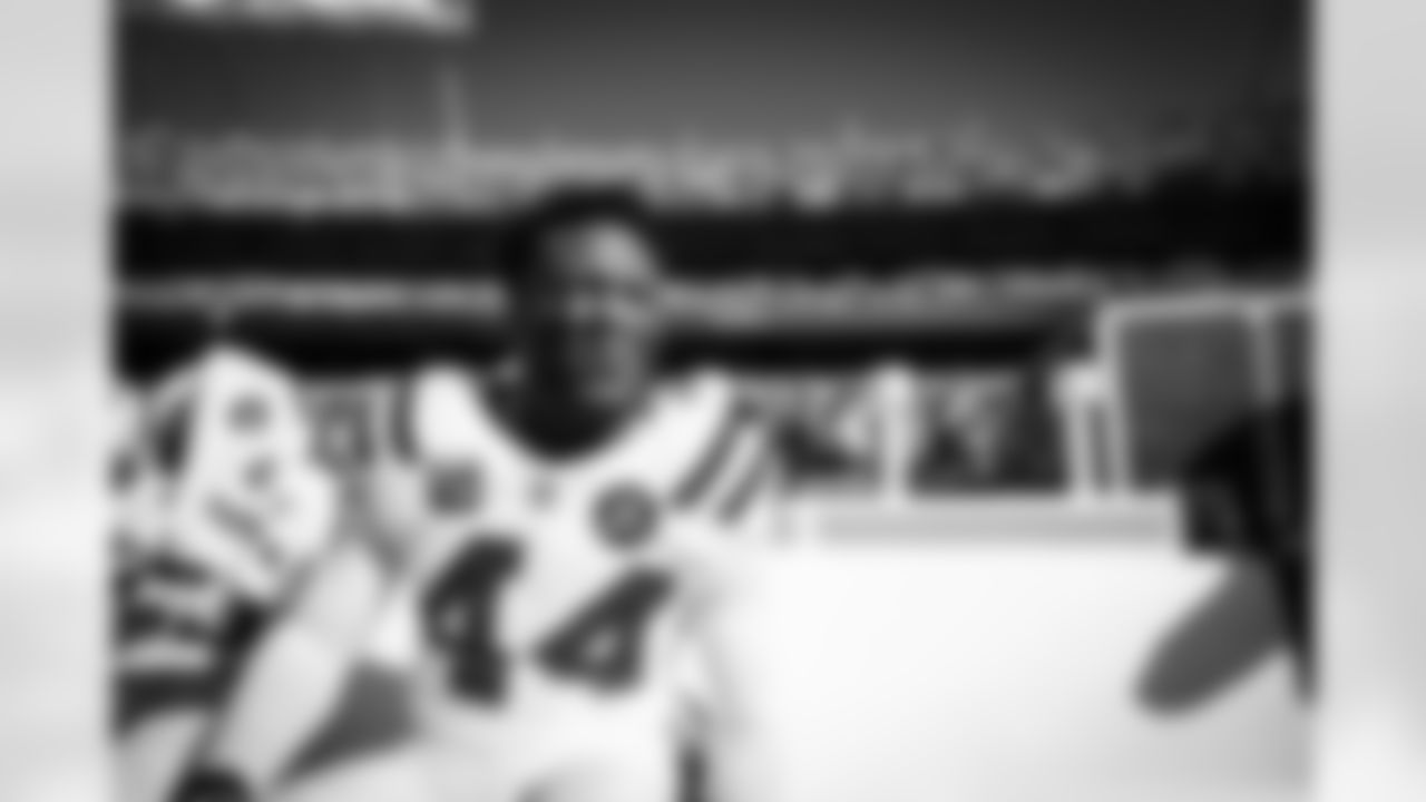 LB Zaire Franklin #44