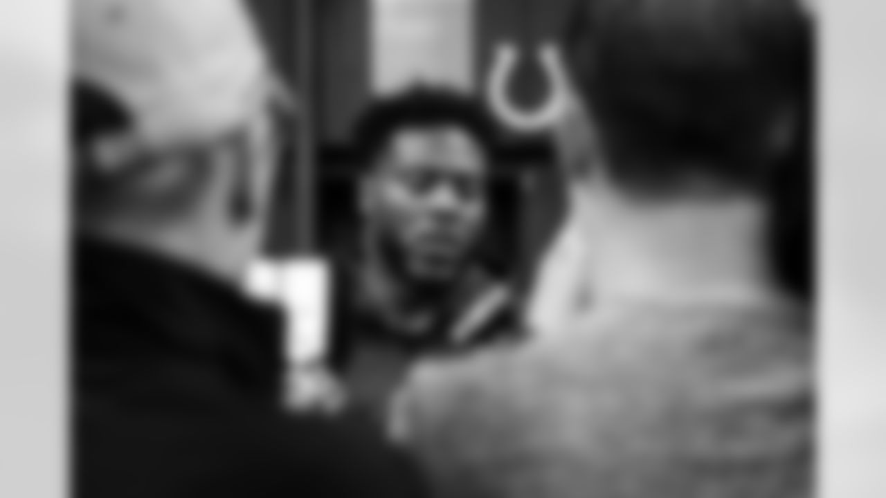 LB Zaire Franklin #44