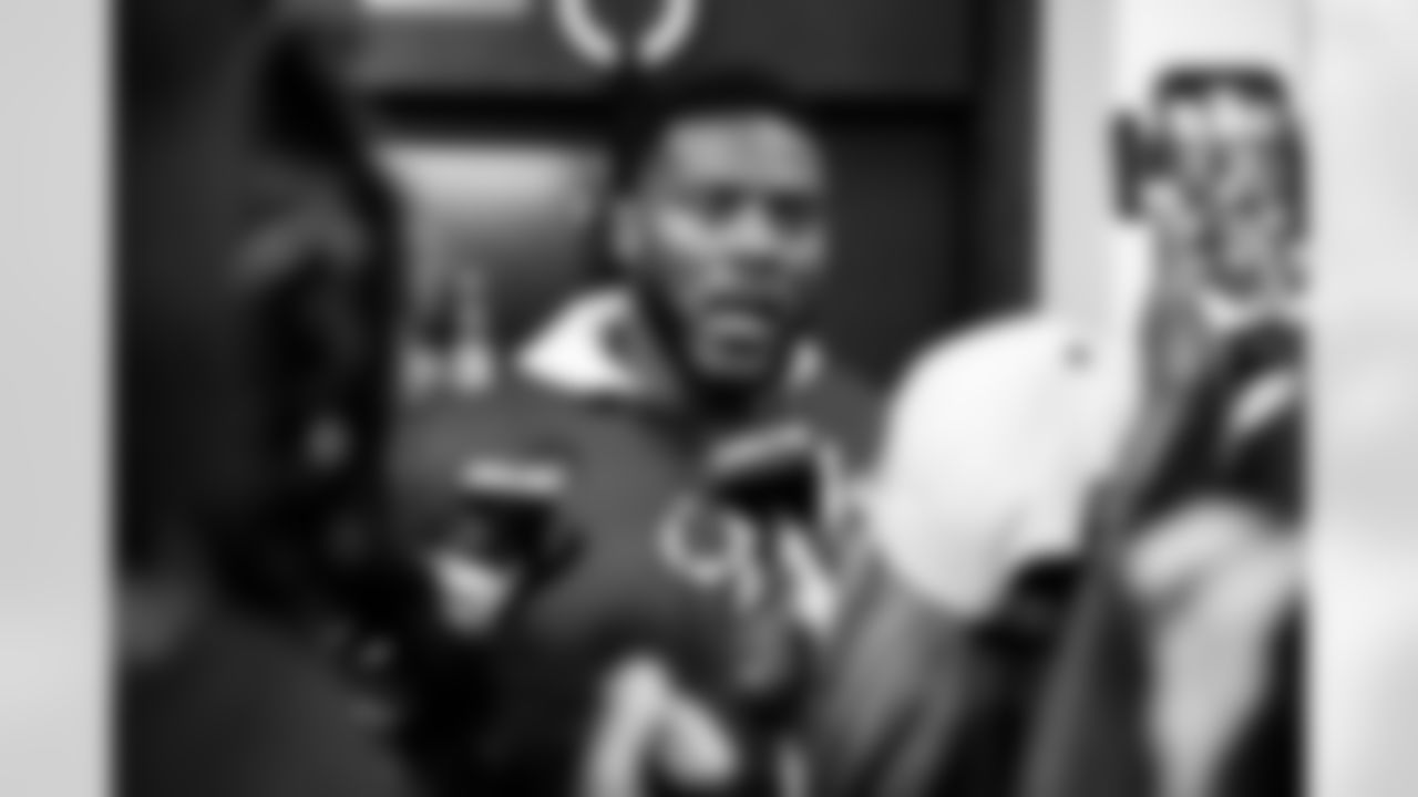 LB Zaire Franklin #44