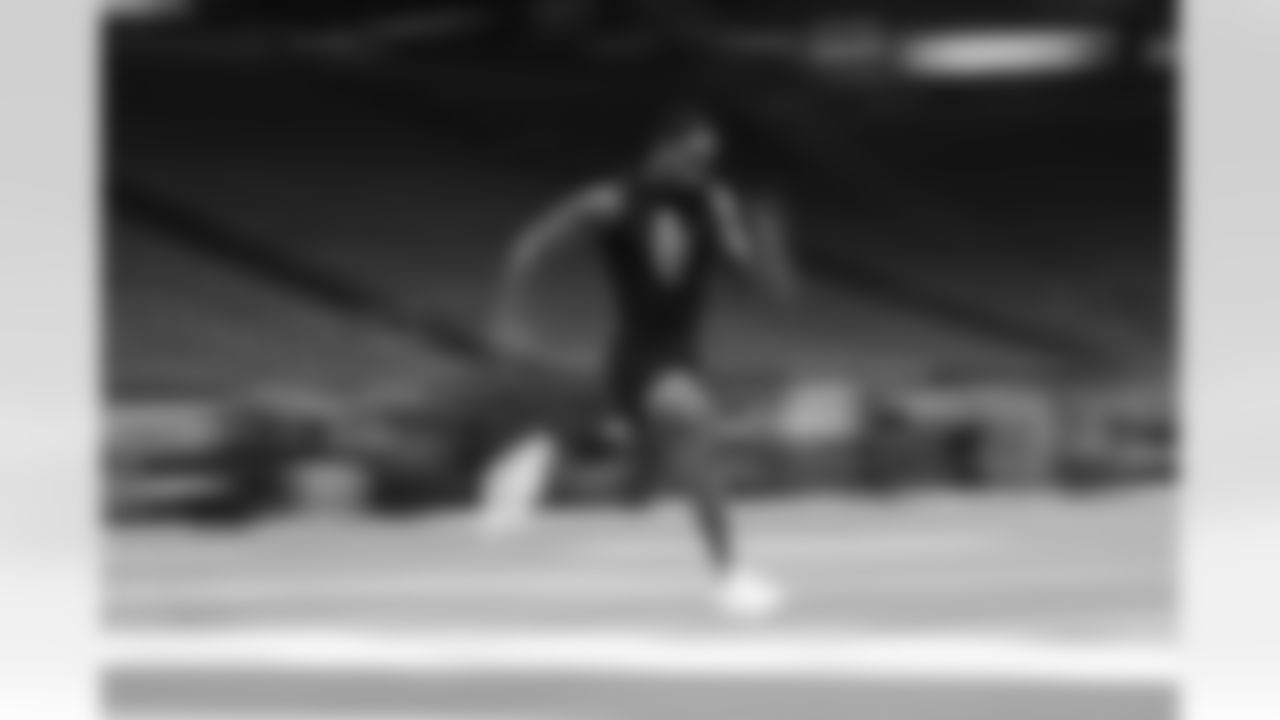 Houston defensive back Latrell McCutchin Sr. (21) runs the 40-yard dash during the 2026 NFL Scouting Combine on Friday, February 27, 2026 in Indianapolis, Indiana. (Cooper Neill/NFL)