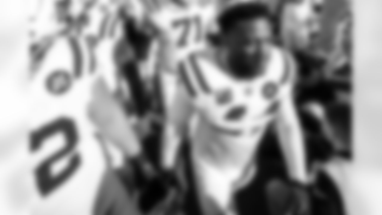 LB Zaire Franklin #44