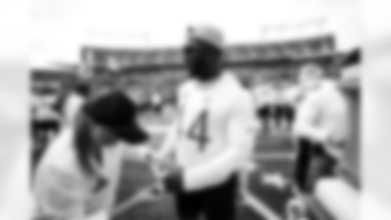 LB Zaire Franklin #44