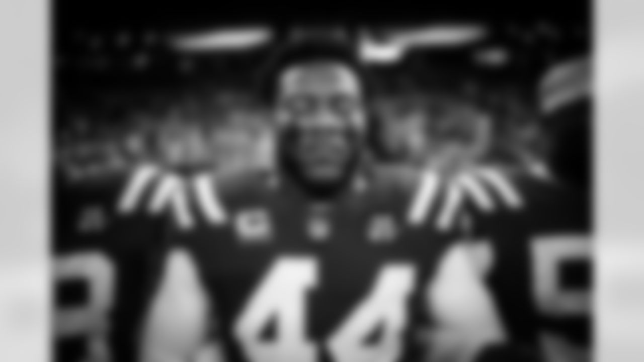 LB Zaire Franklin #44