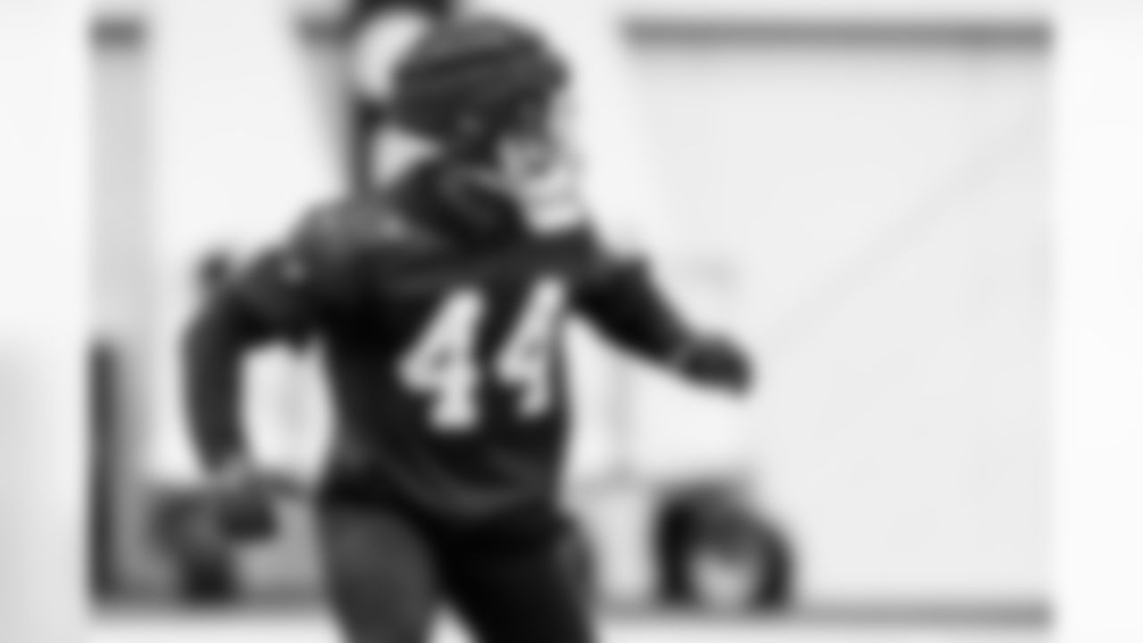 LB Zaire Franklin #44