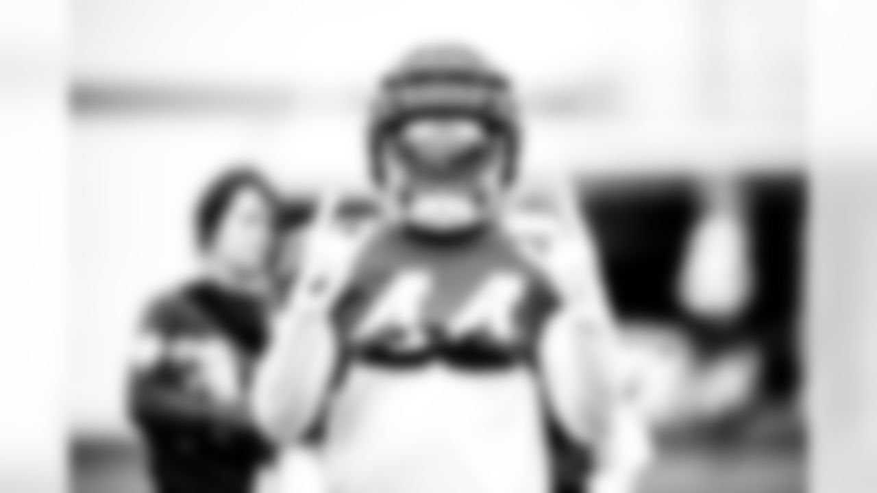 LB Zaire Franklin #44