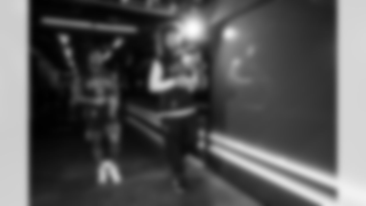 RB Tyler Goodson #31 and DE JT Tuimoloau #91