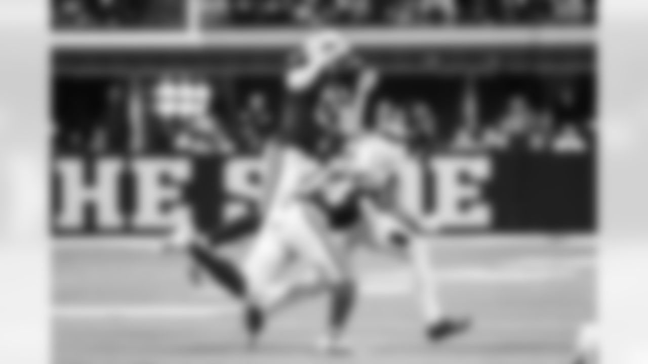 S Camryn Bynum #0 and LB Zaire Franklin #44