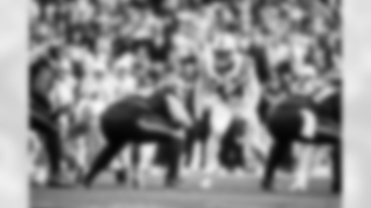 LB Zaire Franklin #44