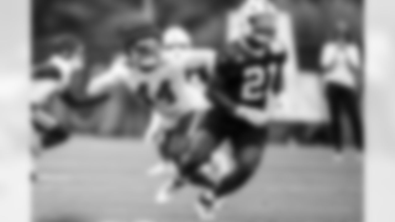 LB Zaire Franklin #44 and RB DJ Giddens #21