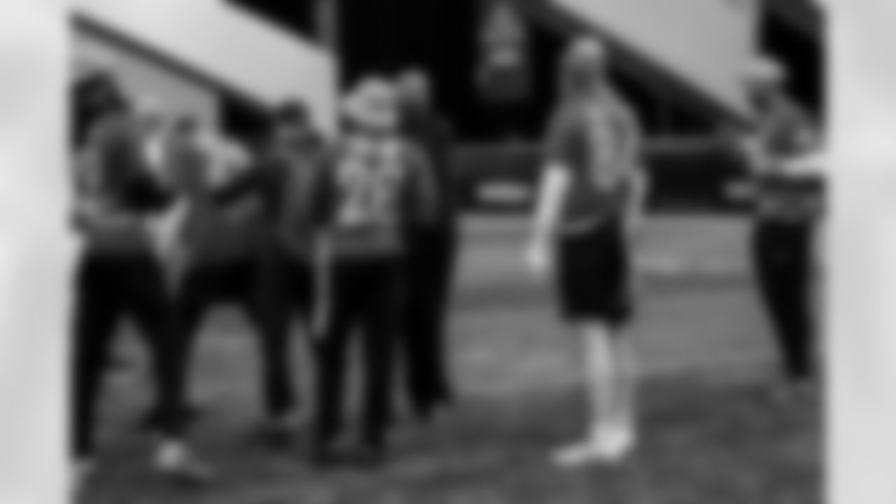 RB Jonathan Taylor #28 and TE Tyler Warren #84