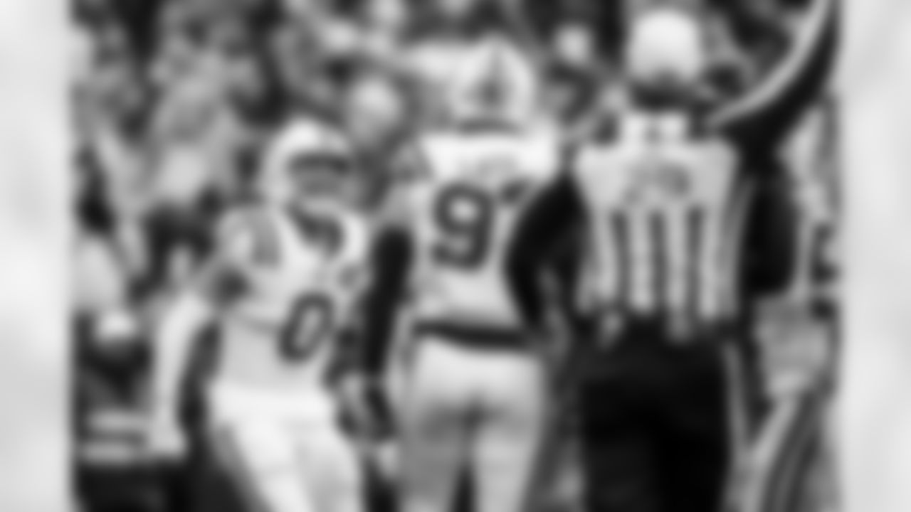 S Camryn Bynum #0 and DE Laiatu Latu #97