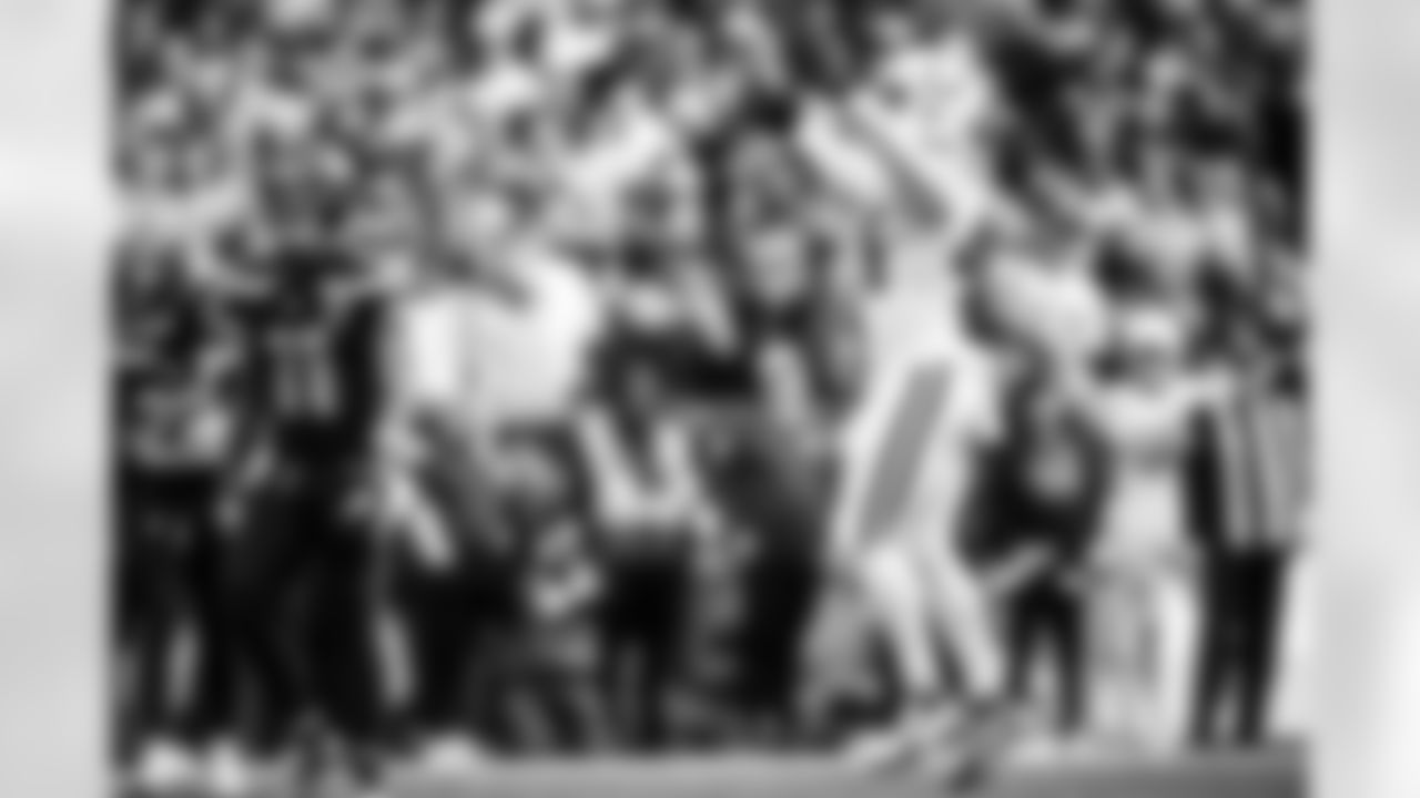 LB Zaire Franklin #44