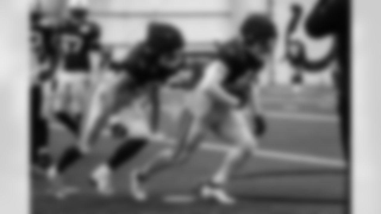 LB Zaire Franklin #44