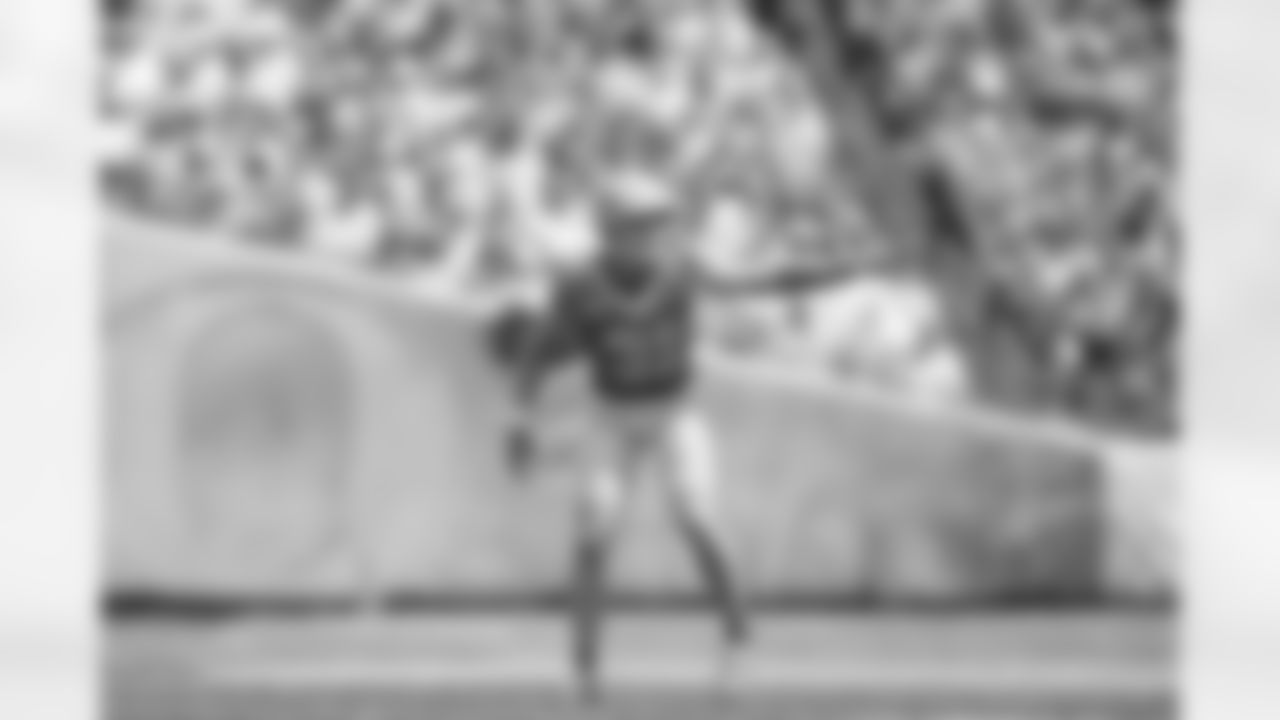 Oregon defensive back Dillon Thieneman calls to teammates during the first half of an NCAA college football game against Montana State, Saturday, Aug. 30, 2025, in Eugene, Ore. (AP Photo/Lydia Ely)