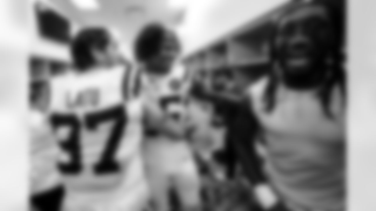 DE Laiatu Latu #97, TE Drew Ogletree #85, Tom Manning Tight Ends and TE Mo Alie-Cox #81