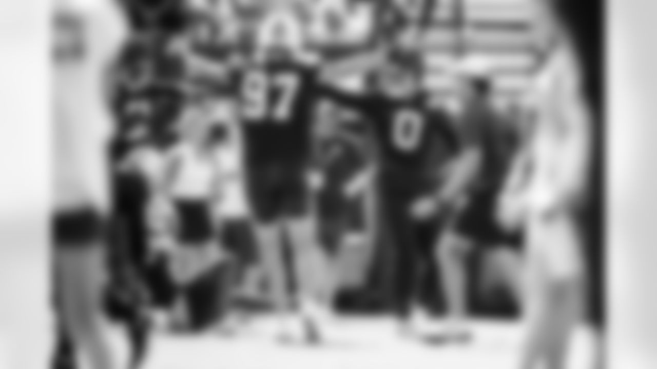DE Laiatu Latu #97 and S Camryn Bynum #0