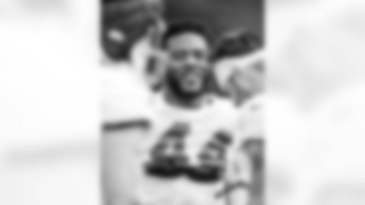 LB Zaire Franklin #44