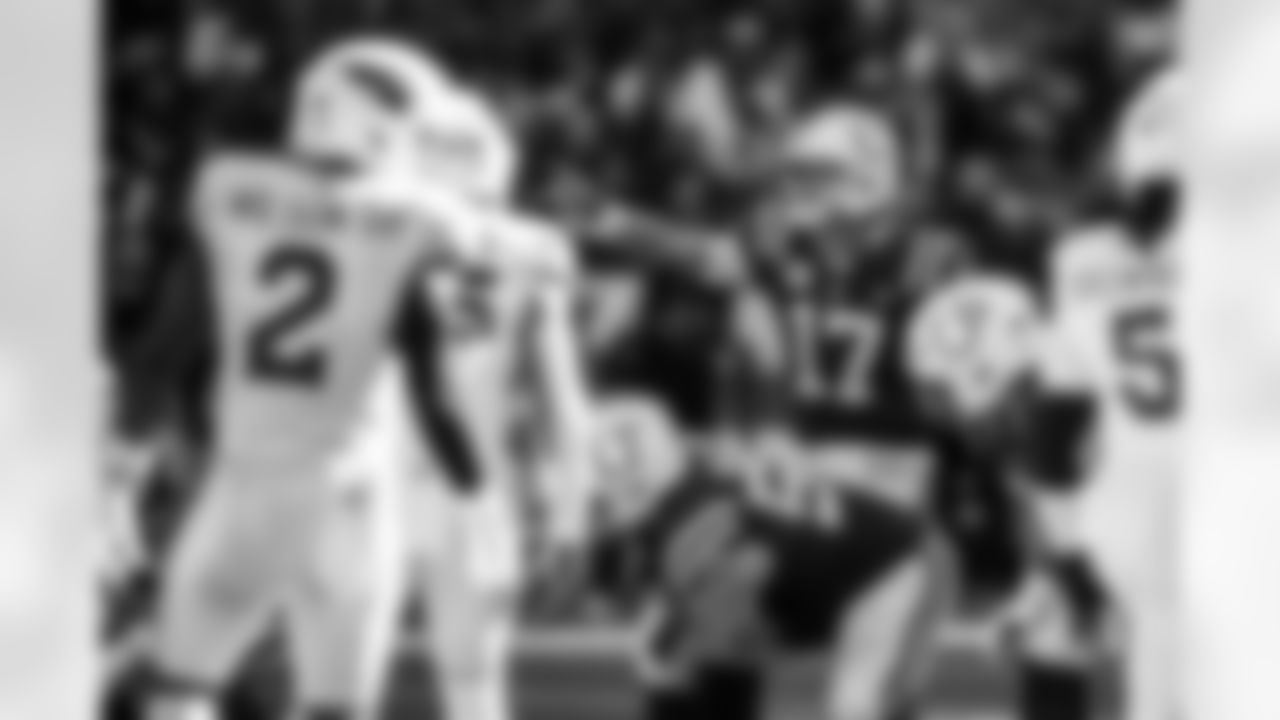 QB Daniel Jones #17