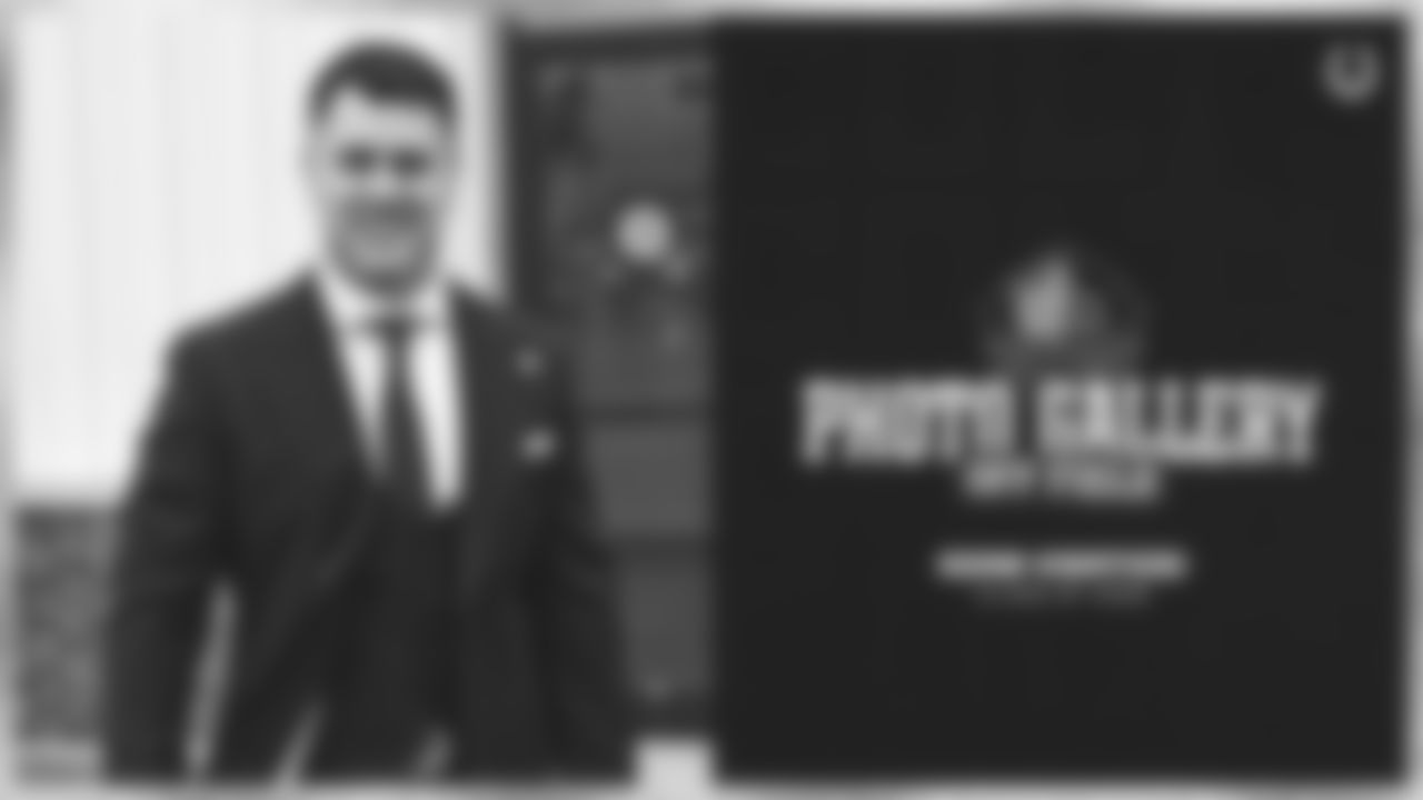 26-colts-thumbnail-Vinatieri-gallery-off_field